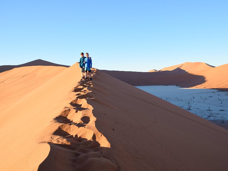 Wandelen op de zandduin in de Sossusvlei