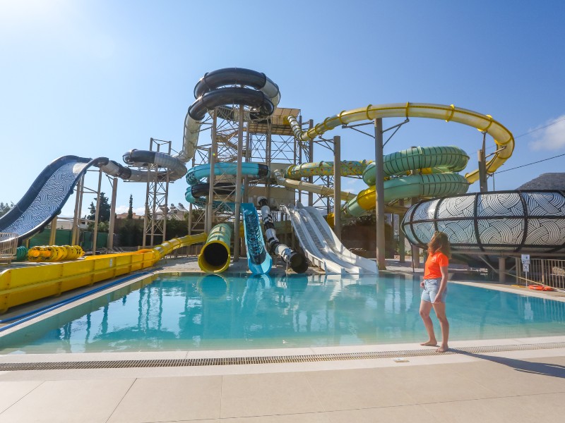 Indrukwekkende glijbanen in het waterpark van Nana Golden Beach