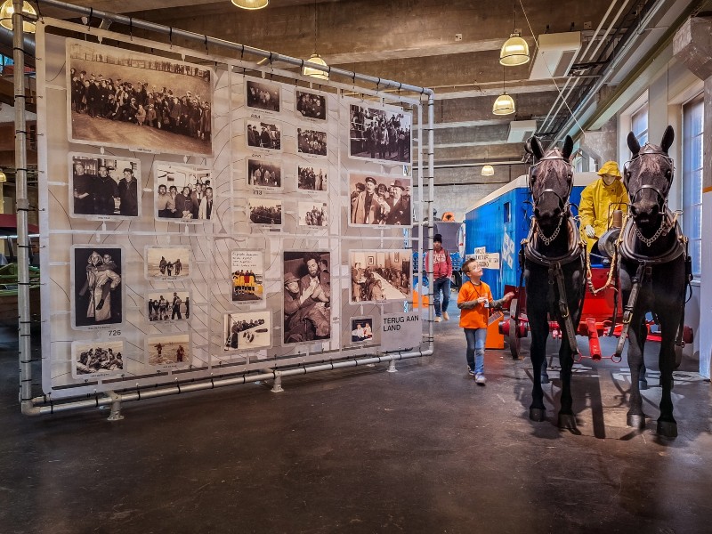 Door het hele museum spelen zich films af en zijn oude foto's te zien