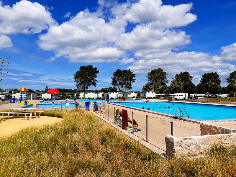 Het zwembad bij kustpark Nieuwpoort