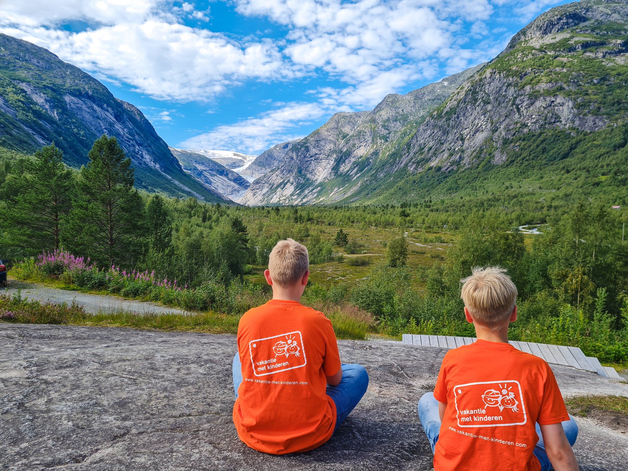 De jongens tijdens ons bezoek aan het Nigardsbreen natuurgebied, waar we ook de gletsjer hike maakten