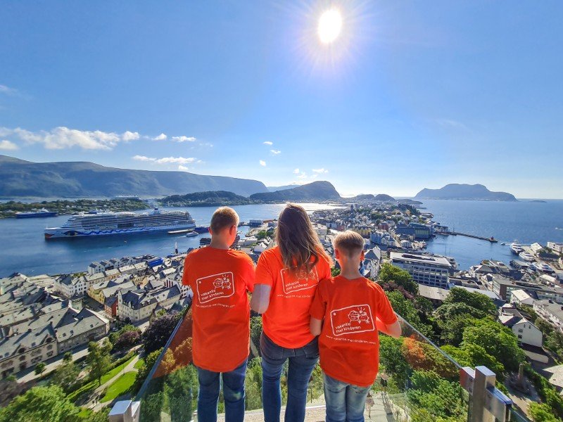 Alma en haar kinderen kijken uit over de Noorse stad Alesund