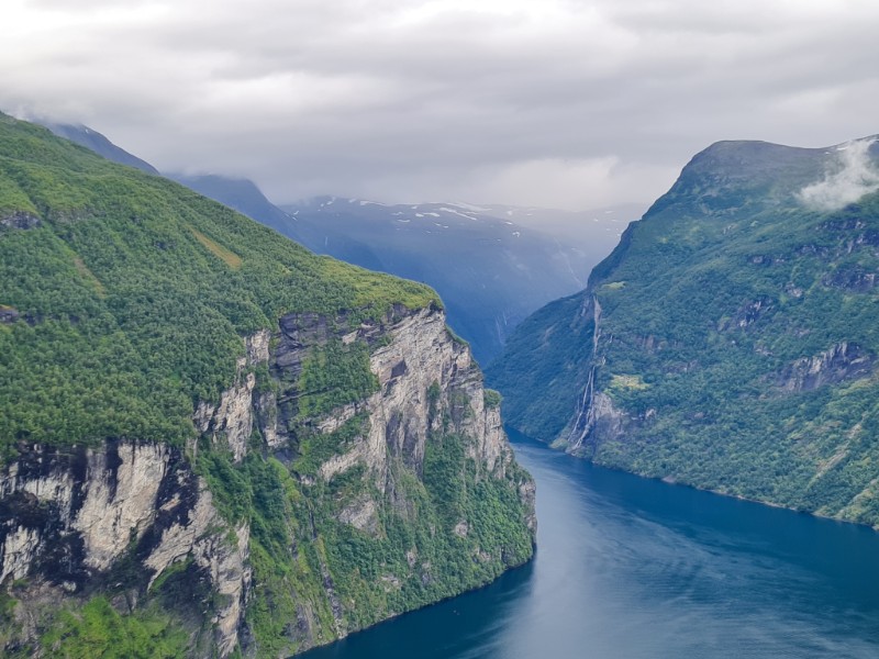 Een foto van Alma vanaf de berg Roaldshorn, waarbij je schitterend uitzicht hebt op de West Noorse Fjorden