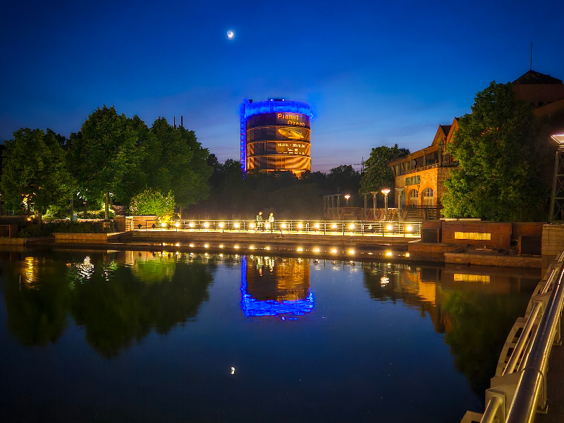 De gasometer bij nacht