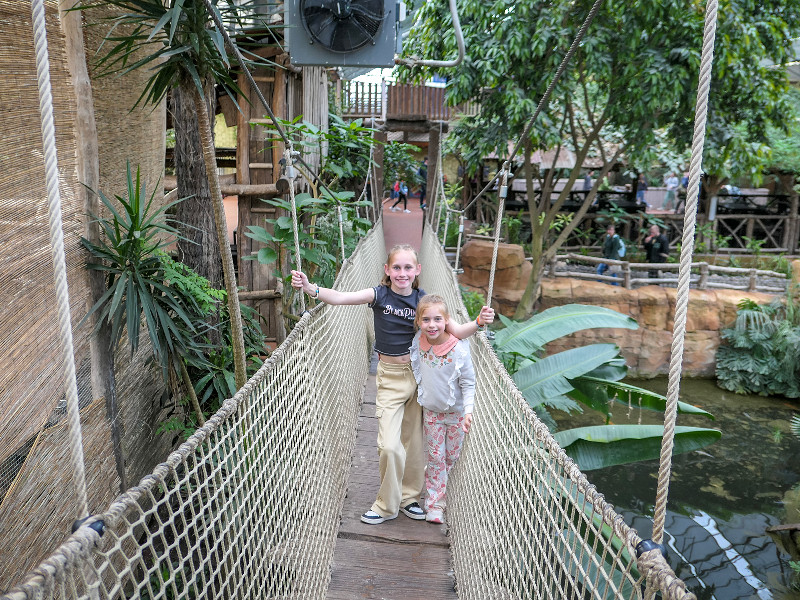 Op de hangbrug in Pairi Daiza