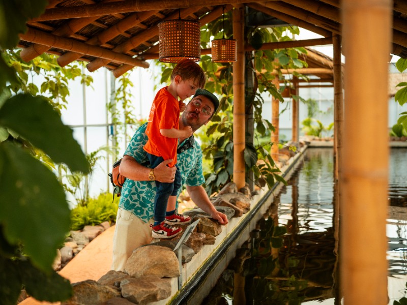 Mathias en zijn zoon tijdens een uitje in Pantropica