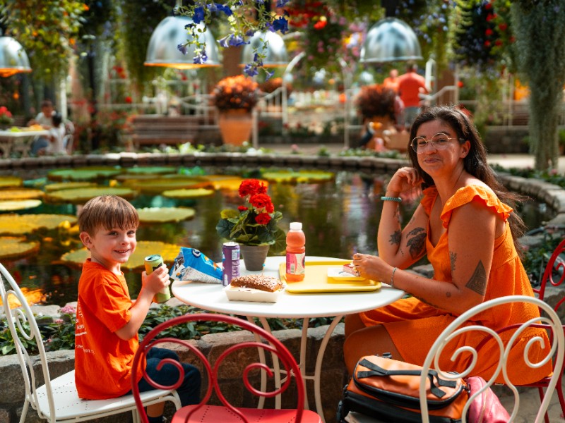 Eten kan in Pantropica op allerlei plekken