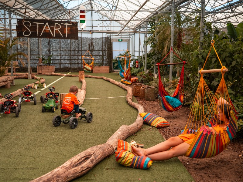 De jungle race track in Pantropica waar de kinderen heerlijk kunnen spelen