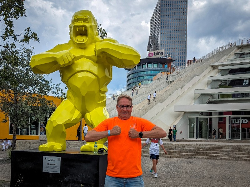 Patrick met de gele gorilla bij de pyramide in Tirana