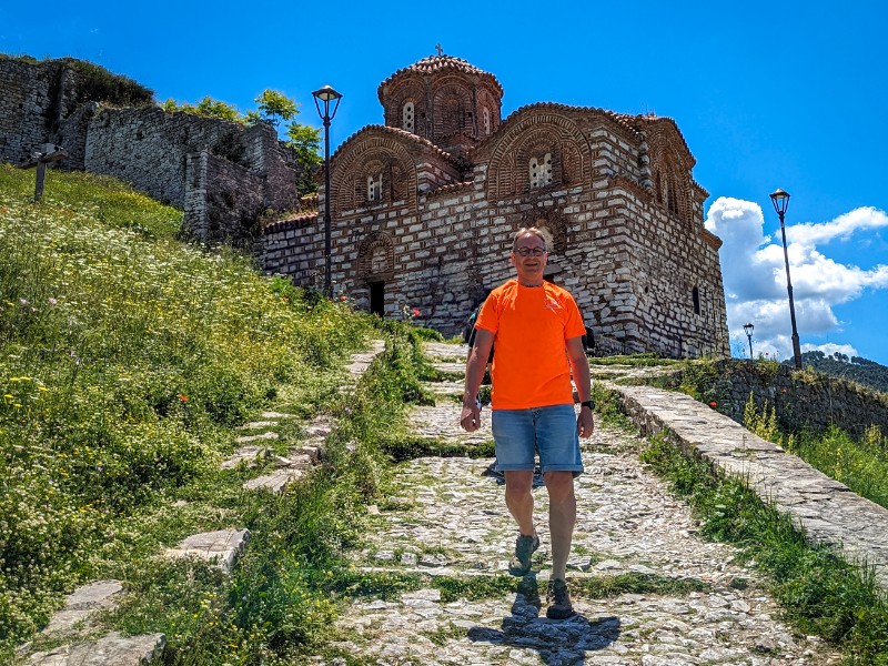 Patrick bij een kerkje in de citadel van Berat