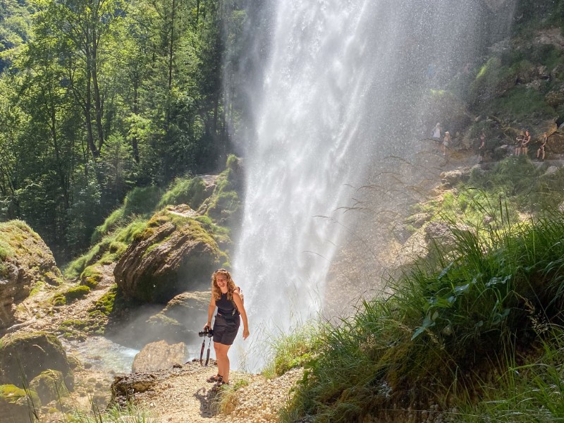 Elisabeth bij de Peričnik Waterval in Slovenië