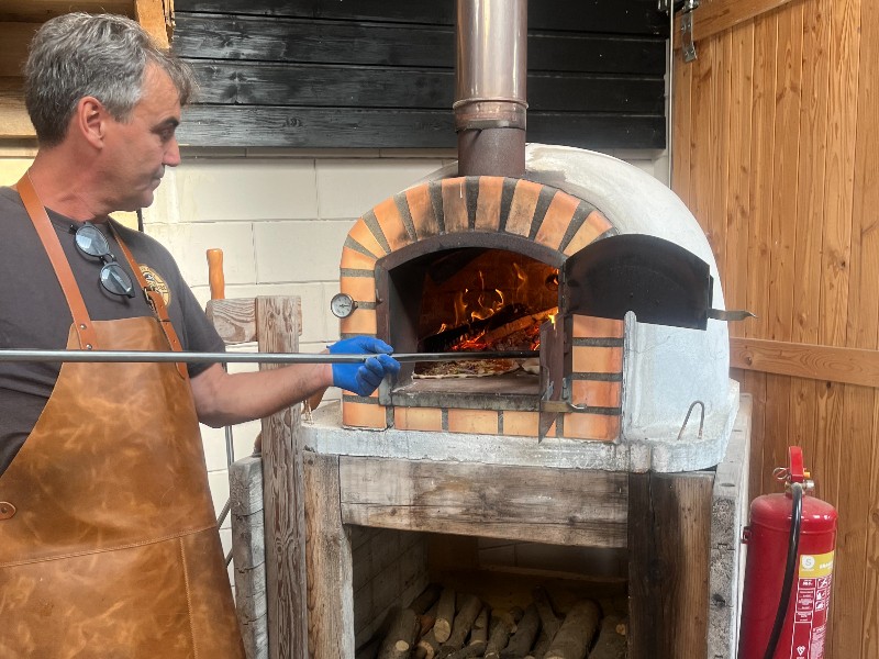 Home made pizza uit de pizzaoven op Glamping de Bosweide in Brabant.