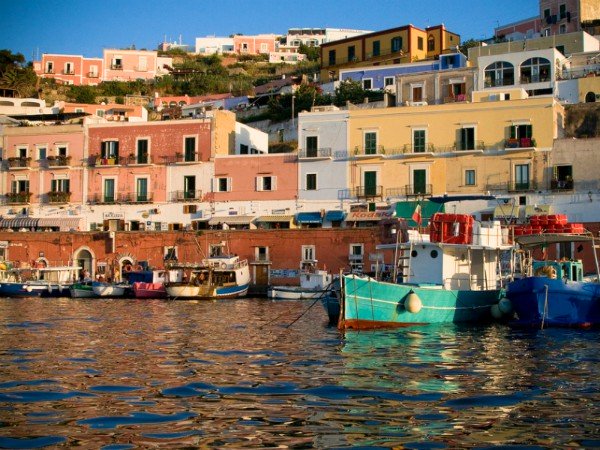 Kleurrijke baai op het eiland Ponza