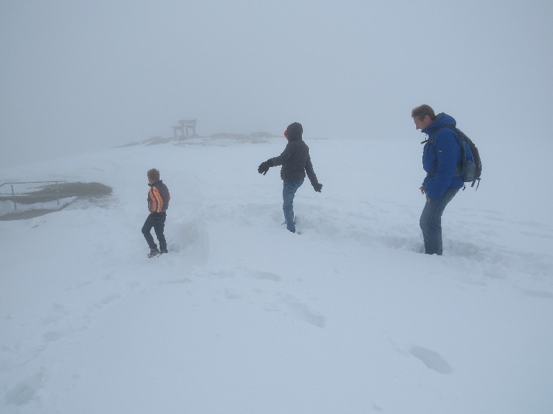 Veel sneeuw en mist op de berg