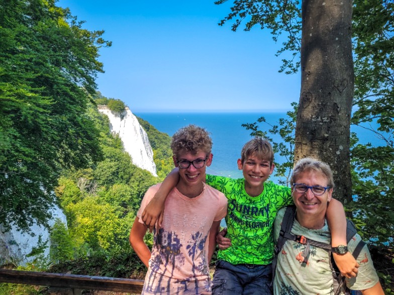 Patrick en onze jongens op het Duitse eiland Rügen. Op de achtergrond zie je haar beroemde krijtrotsen.