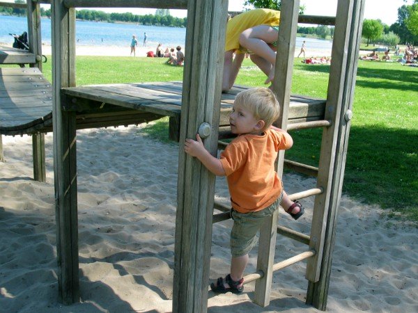 Lekekr spelen bij een recreatieplas in de Achterhoek