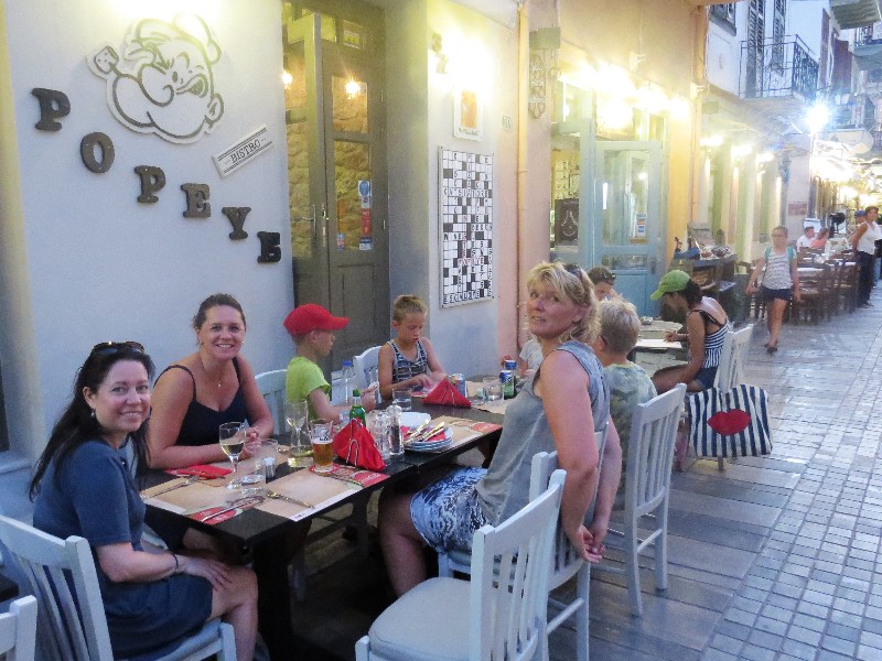 Gezellig eten in de nauwe straatjes van Nafplio