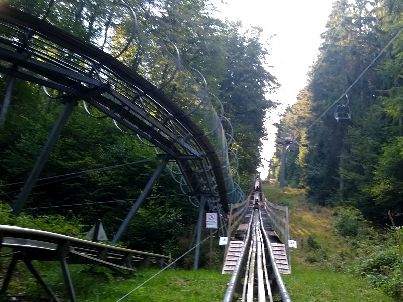 De rodelbaan gaat heel hoog de heuvels op en bossen in