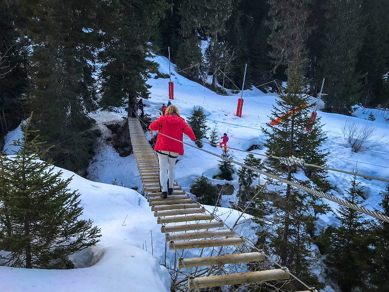 Sabine in het klimpark in Val d'Arly in de winter