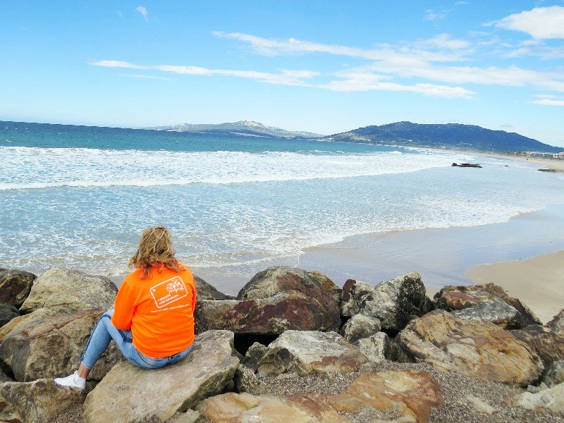 Sabine kijkt vanaf Tarifa uit over de Costa de la Luz