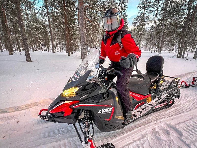 Sabine op de sneeuwscooter in Fins Lapland