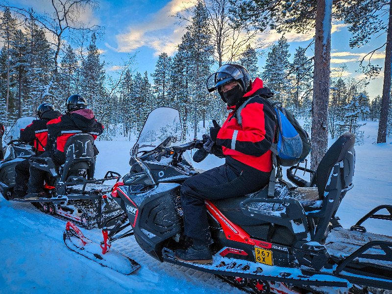 Sabine op de sneeuwscooter in Fins Lapland