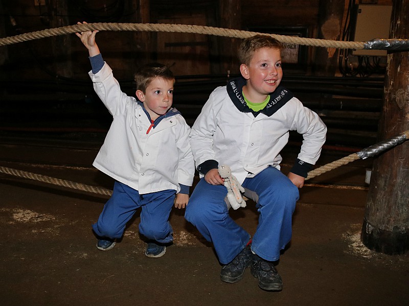 Wij vonden het nèt Peppie & Kokkie in deze mijnwerkersoutfitjes