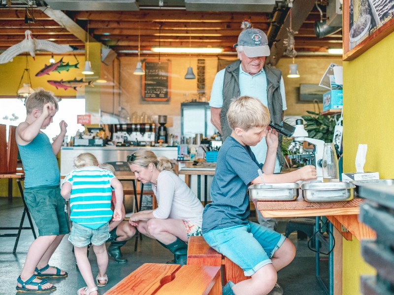 Kinderen krijgen doen mee aan activiteiten rondom Lauwersoog via 't Ailand. Foto door Sebasttiaan Rodenhuis Fotografie, Marketing Groningen.