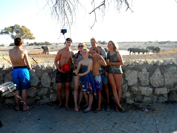 Poseren met de dieren bij een resort in Etosha