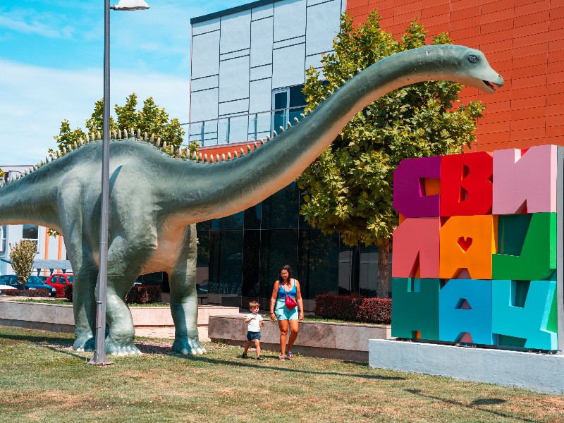 Het natuurhistorisch museum vol dino's bij Svilajnac in Servië. Onze zoon had het hier uitstekend naar zijn zin, en het is dan ook een leuke tussenstop.