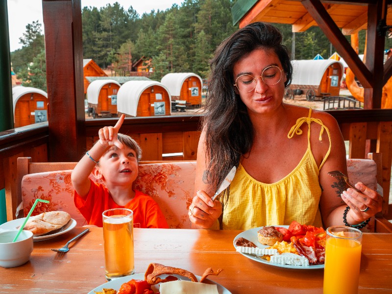 Lekker eten tijdens ons verblijf in "El Paso" een groot pret en vakantiepark in Servië in de stijl van het Wilde Westen