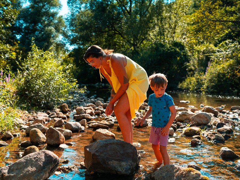 Spelen bij een riviertje tijdens een gezinsvakantie in Servië