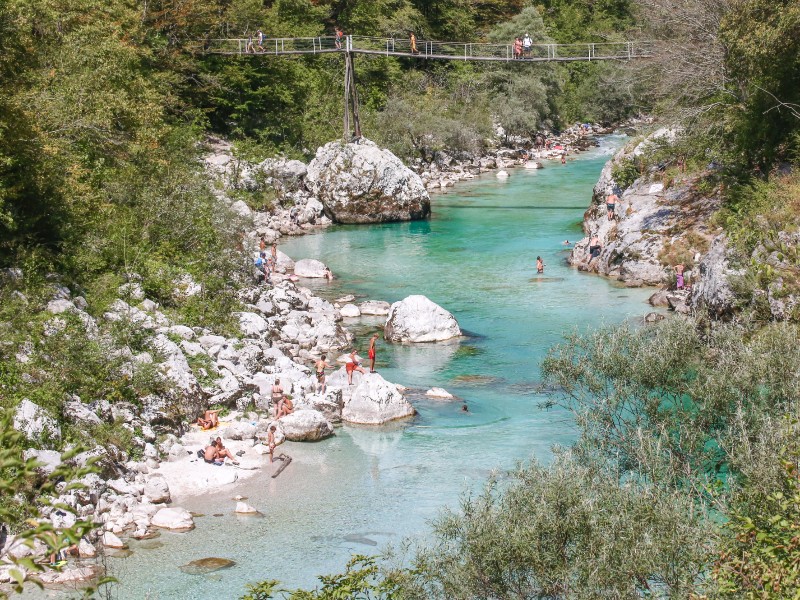 Wandelend richting de Kozjak Waterval heb je schitterend uitzicht op de Soca rivier. OP dit punt zijn ook rustige plekjes te vinden waar je prima kunt zwemmen, al is het water wel koud.