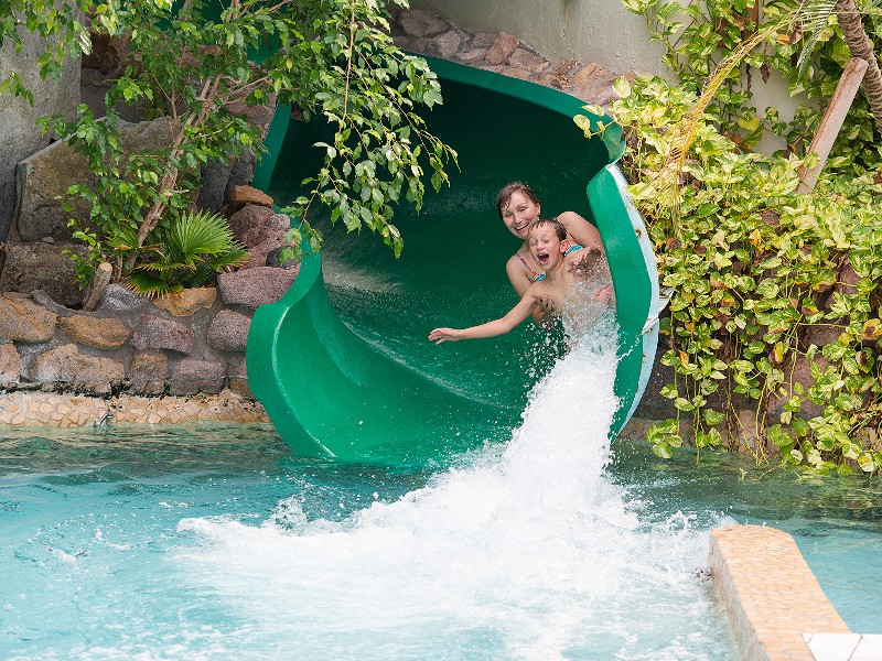 Van de glijbaan in het zwemparadijs van Sunparks Oostduinkerke