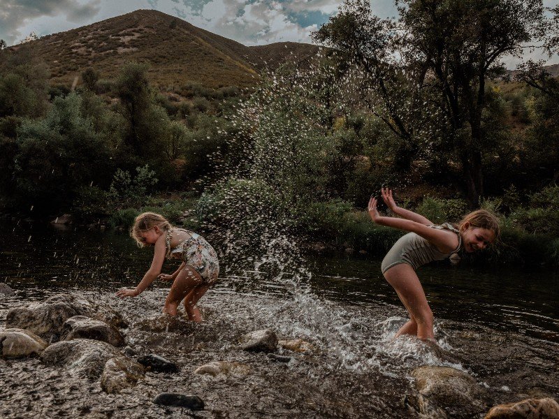 Renée en Josse spelen in de rivier