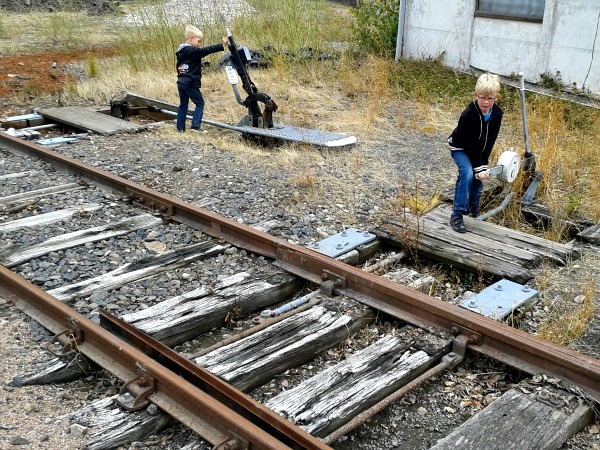 Zeb en Tycho spelen met de wissels op het oude spoor