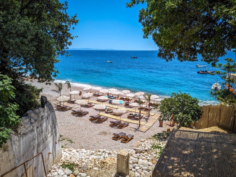 Het strand van Dhermi in Albanië