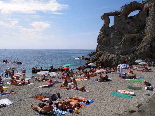 Het strand van Montorosso aan de Cinque Terre