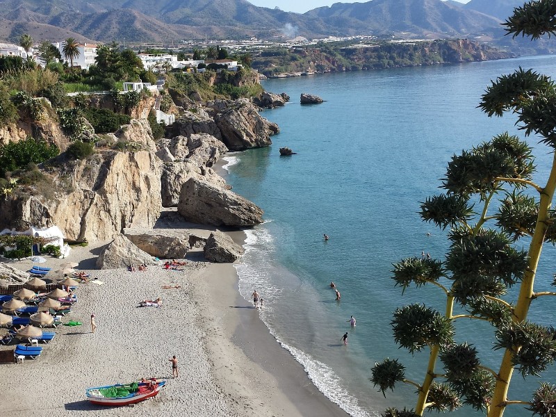 Strandje bij de badplaats Nerja