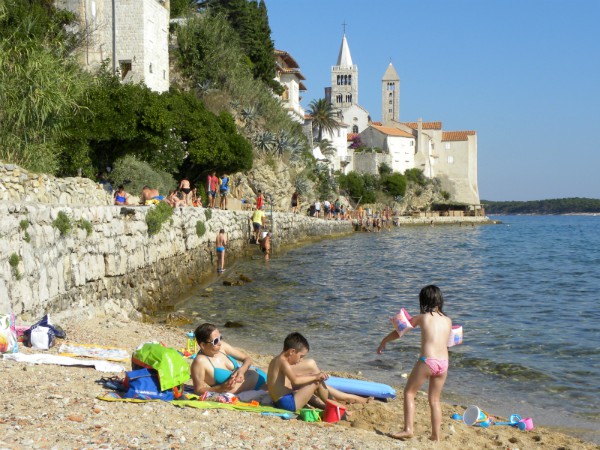 Het prachtige Kroatië kent vooral stranden met kiezels en stenen. Maar er is een uitzondering: op het eiland Rab vind je ook kindvriendelijke zandstranden, en nog veel meer, lees maar