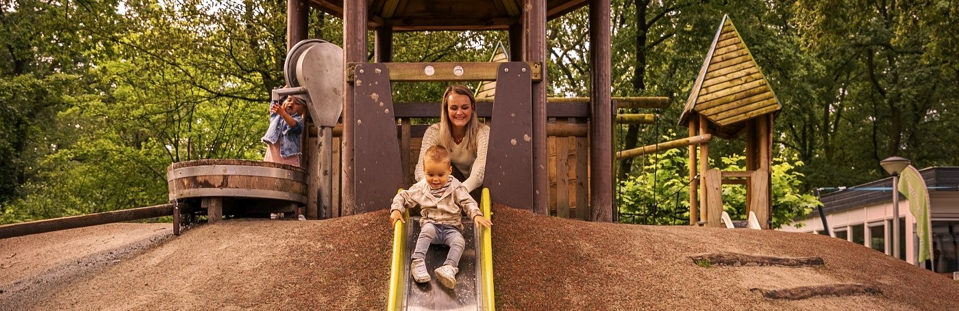 Summio gezinsvakantie moeder met kind op de glijbaan bij de Heihaas