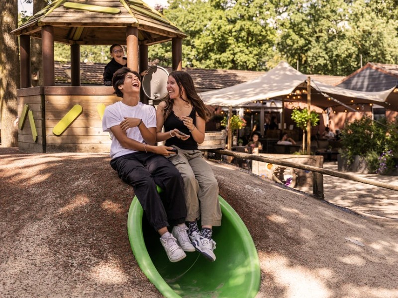 Tieners hebbenb lol tijdens hun vakantie bij Summio vakantiepark heihaas in Gelderland