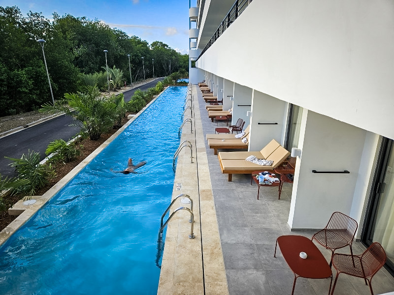 De Swim-up kamers met eigen ligbedden