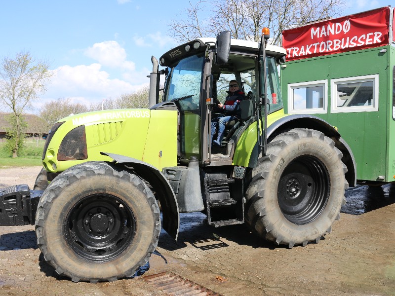 Blij achter het stuur van de tractor