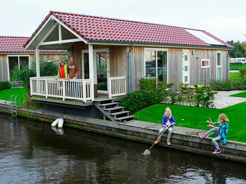 Kids spelen op de steiger bij de chalet