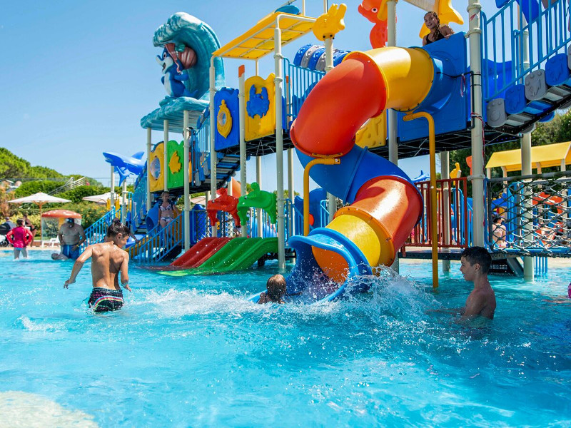 De waterspeeltuin bij het waterpark Marino