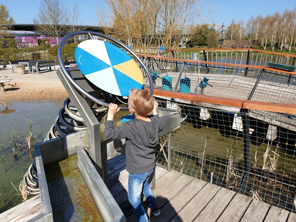 Proefjes doen in het attractiepark Universe Science Park