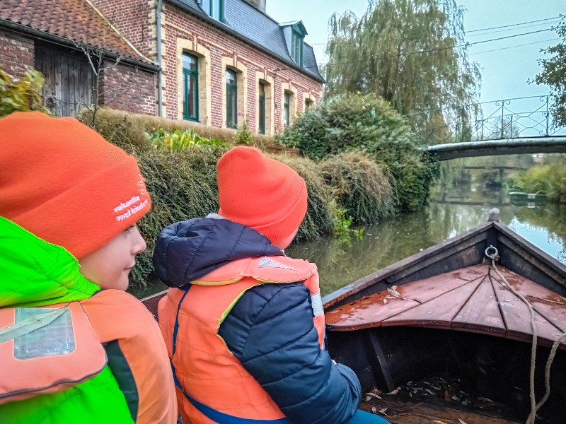 Daar zien we de bruggetjes, bukken maar!