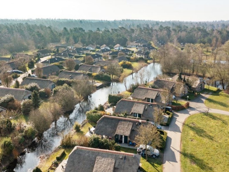 De Veluwse Hoevegaerde vanuit de lucht met het bos op de achtergrond