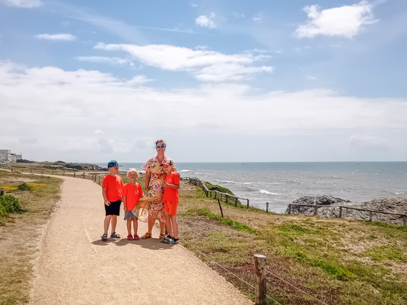 Emma en haar kinderen aan de kust van Corniche, de Franse Vendée